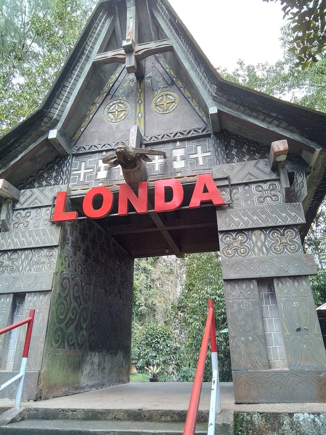 Stone entrance gateway marked Londa beneath a Toraja-style roof