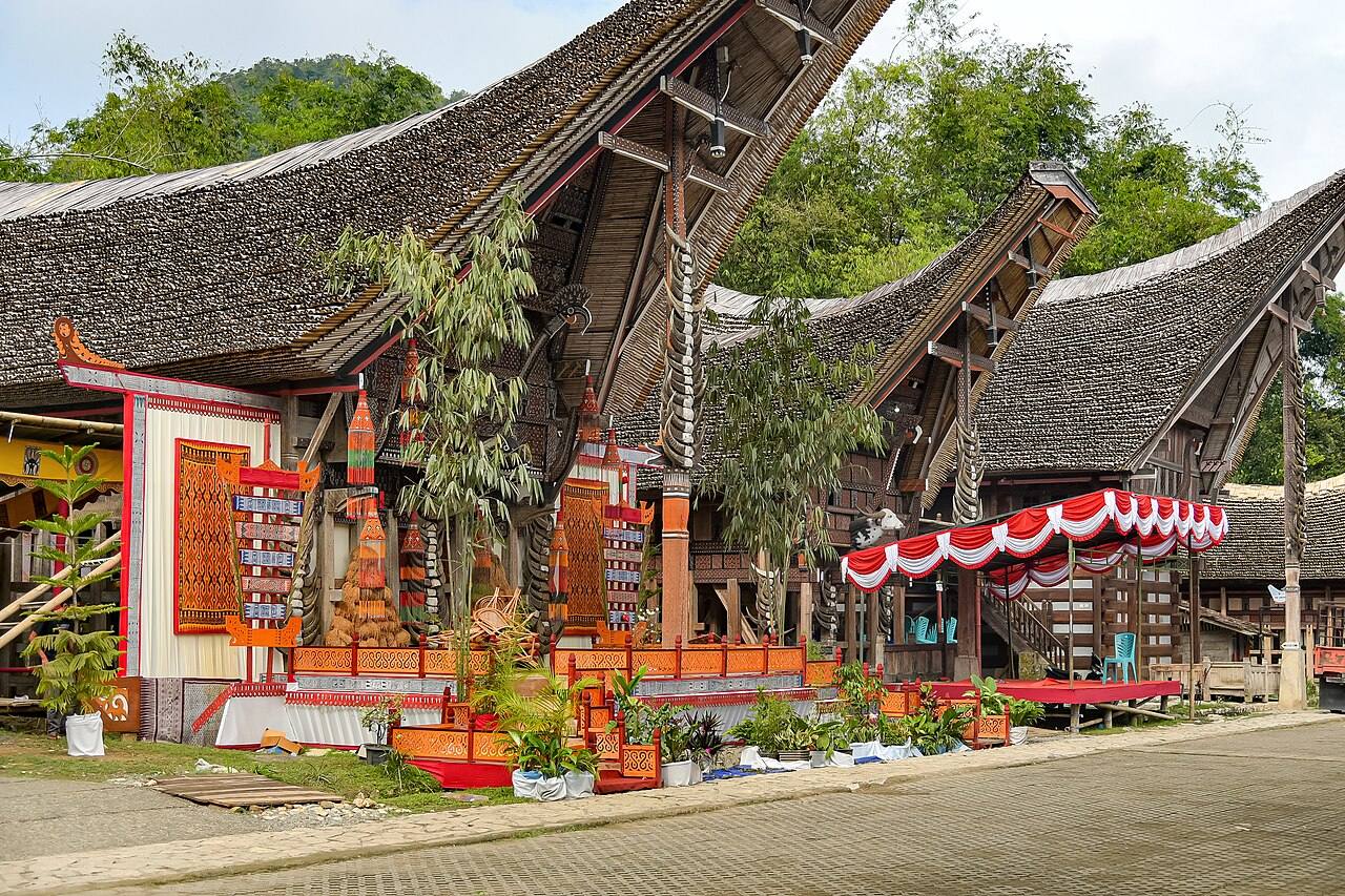Tongkonan houses and rice barns facing the open compound at Kete Kesu