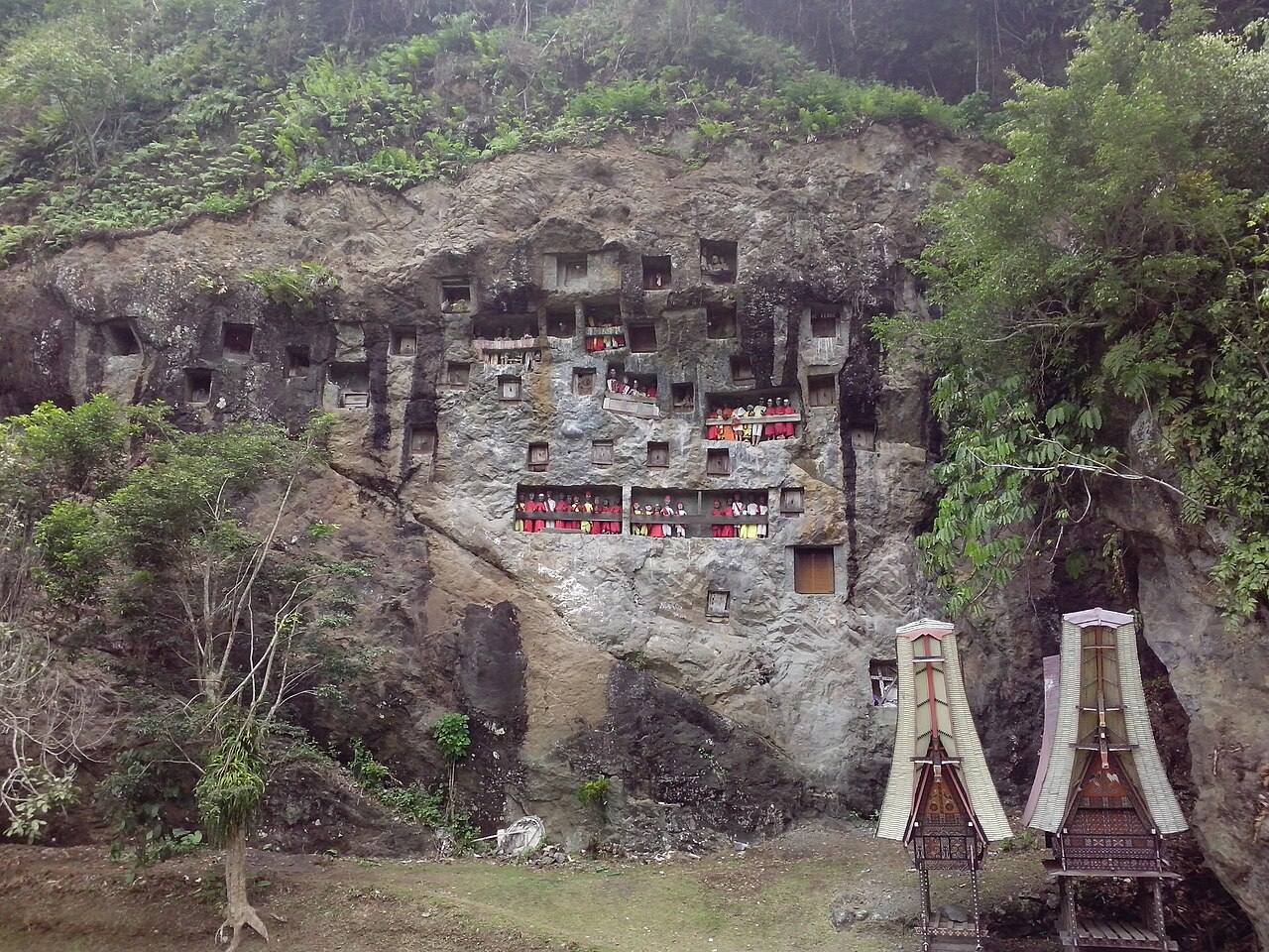 Tau-tau balconies and tomb chambers in the Lemo cliff
