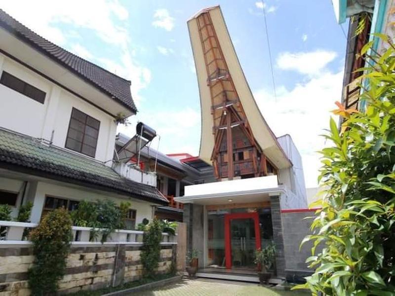 Entrance courtyard with a tall Toraja-style gable at Toraja Banua Hotel